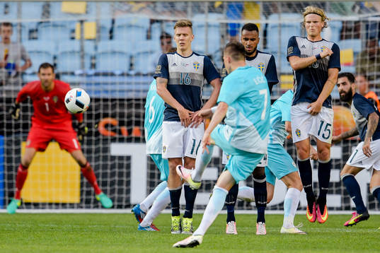 Sveriges Pontus Wernbloom , Isaac Kiese Thelin och Oscar