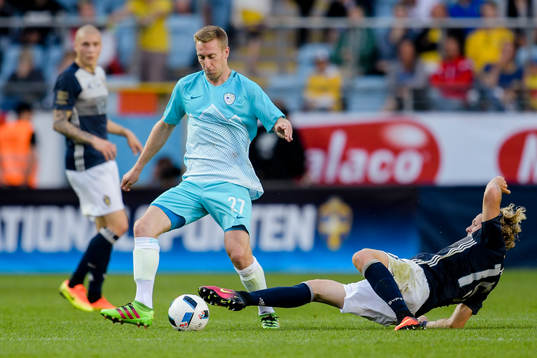 Sloveniens Robert Beric och Sveriges Oscar Hiljemark