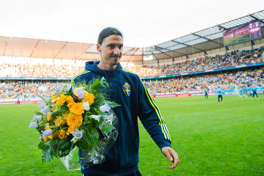 Sveriges Zlatan Ibrahimovic hyllas i halvtid