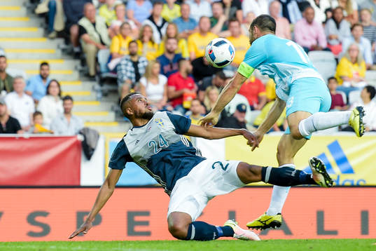 Sveriges Isaac Kiese Thelin faller i straffområdet