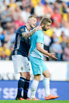 Sveriges John Guidetti  och Sloveniens Nejc Skubic