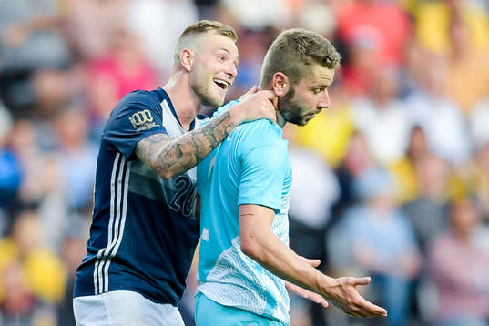 Sveriges John Guidetti  och Sloveniens Nejc Skubic