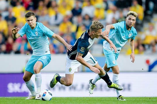 Sveriges Pontus Wernbloom i en kamp mot Sloveniens Rom