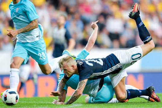 Sveriges John Guidetti  faller i straffområdet