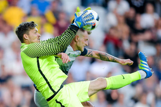 Sloveniens målvakt Vid Belec och Sveriges John Guidetti i