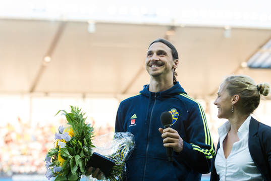 Sveriges Zlatan Ibrahimovic hyllas i halvtid