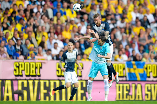 Sveriges Pontus Jansson  och Sloveniens Milivoje Novakovic