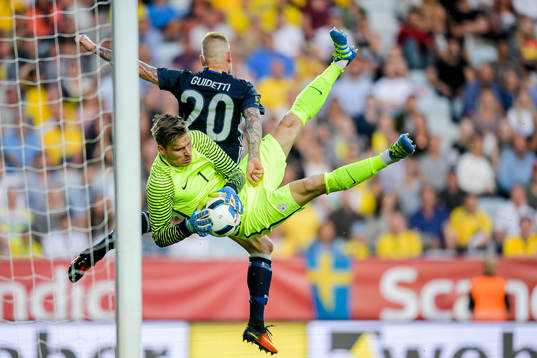 Sloveniens målvakt Vid Belec och Sveriges John Guidetti