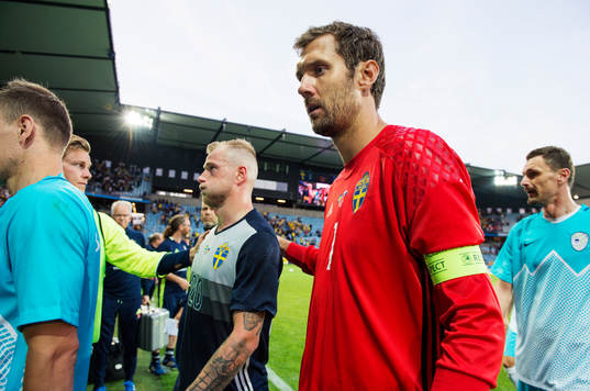 Sveriges John Guidetti och målvakt Andreas Isaksson deppar