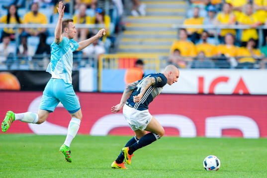Sloveniens Robert Beric och Sveriges Victor Nilsson