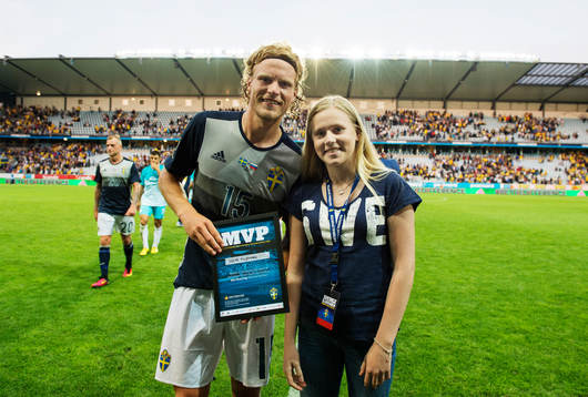 Sveriges Oscar Hiljemark tar emot pris som matchens lirare