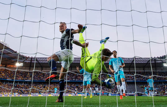 Sveriges John Guidetti oroar framför Sloveniens målvakt