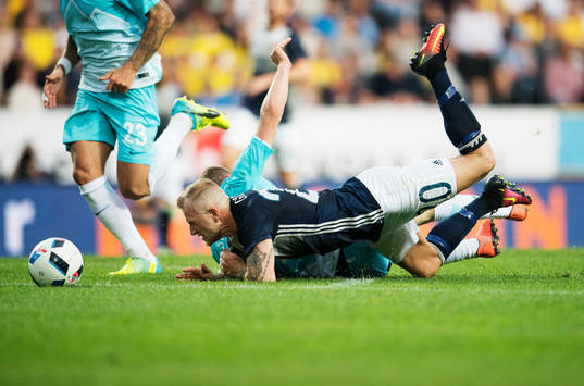 Sveriges John Guidetti faller i en närkamp med Sloveniens