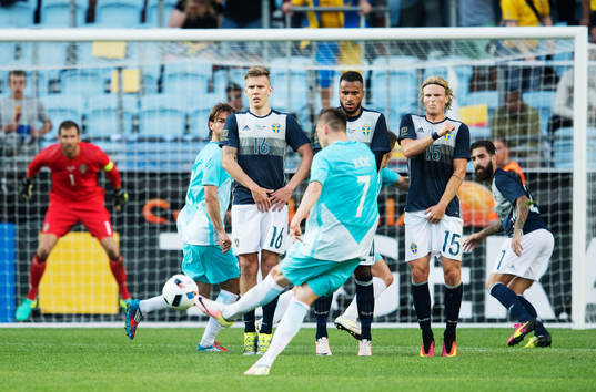 Sloveniens Josip Ilicic skjuter mot Sveriges mål som