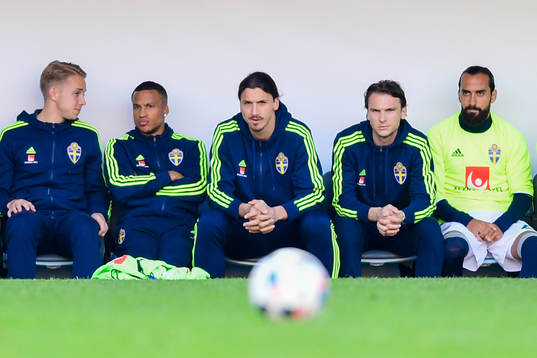 Sveriges Zlatan Ibrahimovic på bänken