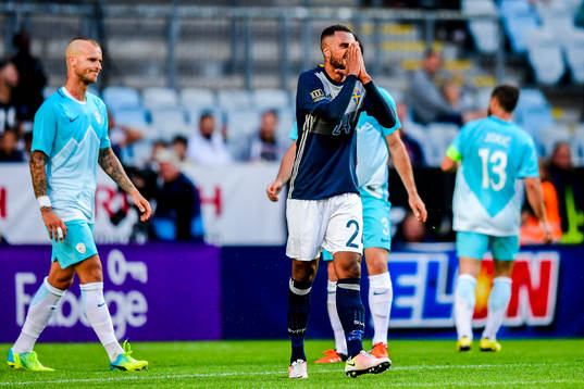 Sveriges Isaac Kiese Thelin deppar