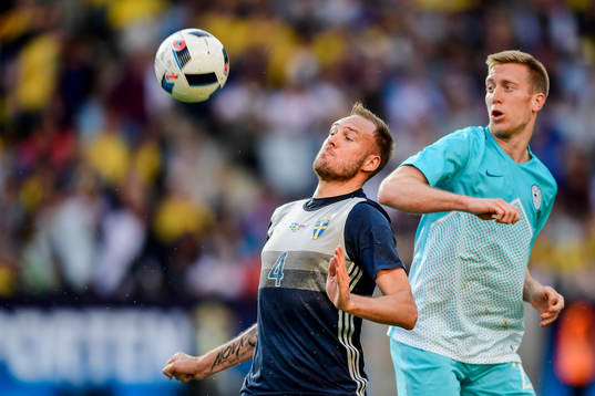 Sveriges Andreas Granqvist och Sloveniens Snejc Skubic