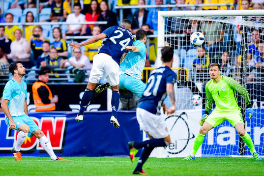 Sveriges Isaac Kiese Thelin med målchans