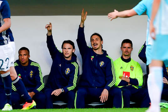 Sveriges Albin Ekdal och Zlatan Ibrahimovic reagerar på