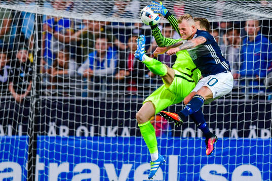 Sloveniens målvakt Vid Belec och Sveriges John Guidetti i