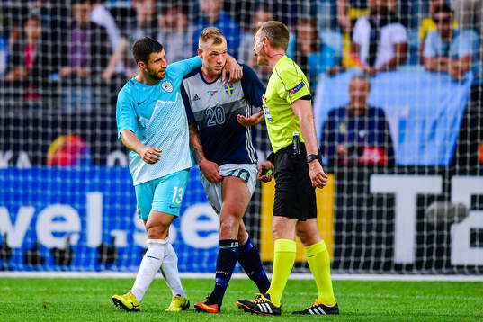Sveriges John Guidetti  och Sloveniens Bojan Jokic i samtal
