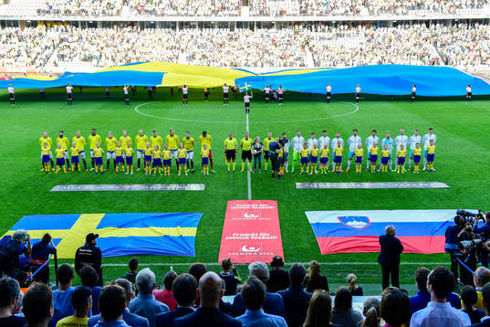 Spelarna före fotbollslandskampen mellan Sverige och