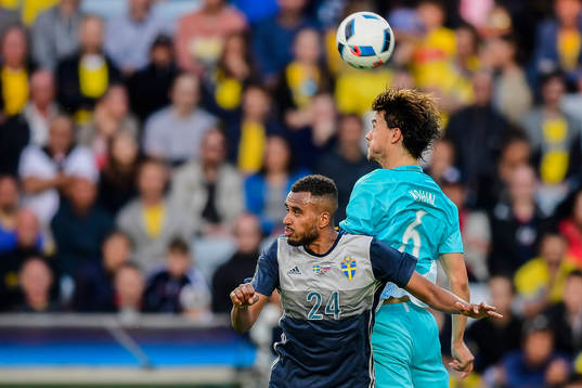Sveriges Isaac Kiese Thelin och Sloveniens Rene Krhin