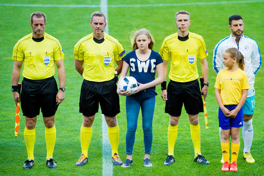 Sophie Lojander från Min Stora Dag med matchbollen