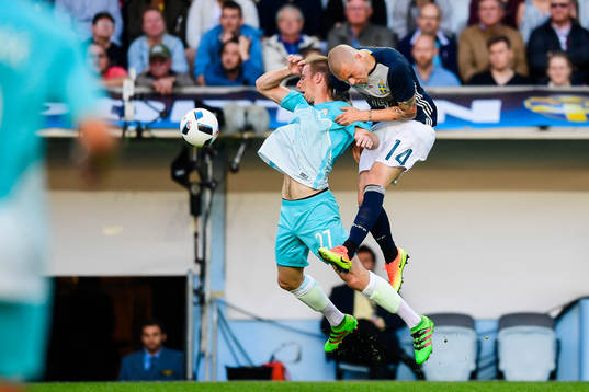 Sloveniens Robert Beric och Sveriges Victor Nilsson