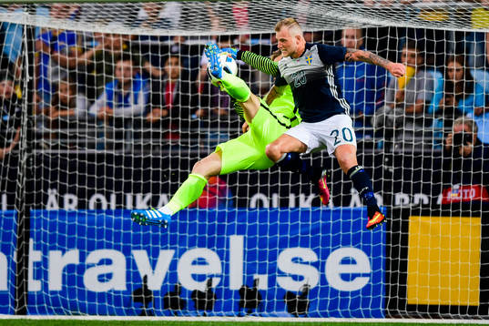 Sloveniens målvakt Vid Belec och Sveriges John Guidetti