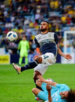 Sveriges Isaac Kiese Thelin och Sloveniens Rene Krhin