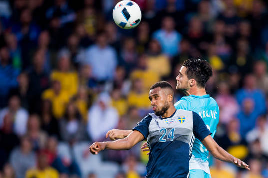 Sveriges Isaac Kiese Thelin och Sloveniens Luka Krajnc