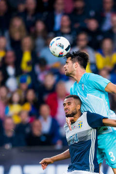 Sveriges Isaac Kiese Thelin och Sloveniens Luka Krajnc
