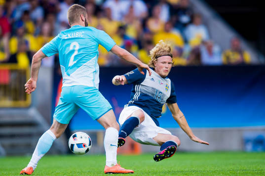 Sloveniens Nejc Skubic  och Sveriges Oscar Hiljemark