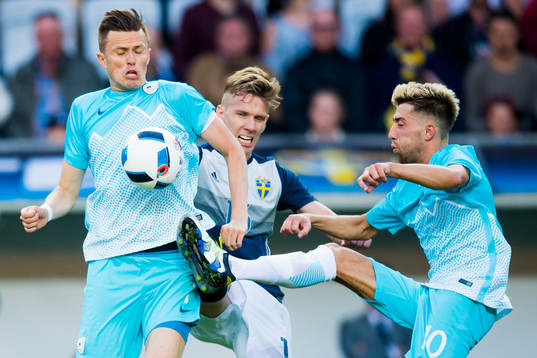 Sloveniens Josip Ilicic och Kevin Kampl samt Sveriges