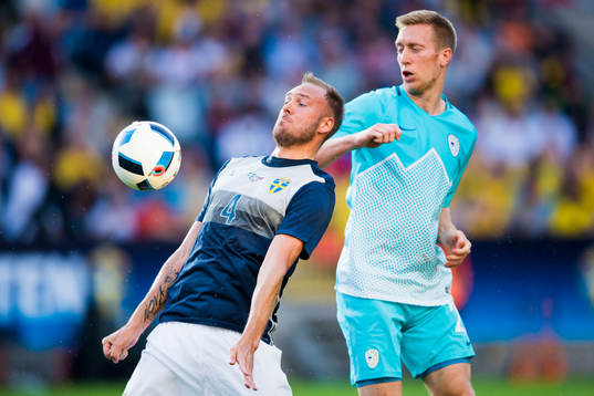 Sveriges Andreas Granqvist och Sloveniens Nejc Skubic