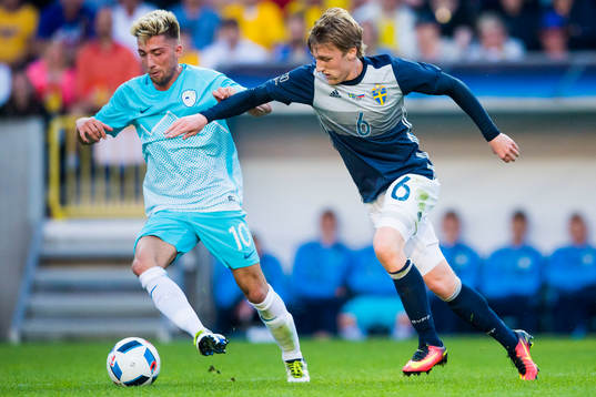 Sloveniens Kevin Kampl jagas av Sveriges Emil Forsberg