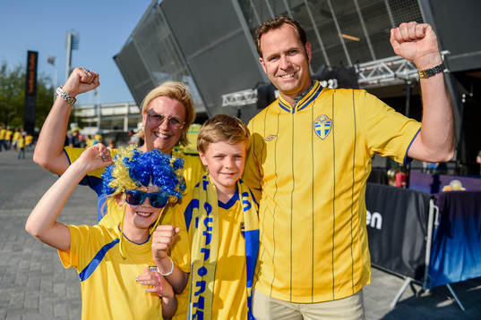 Svenska supportrar utanför stadion före