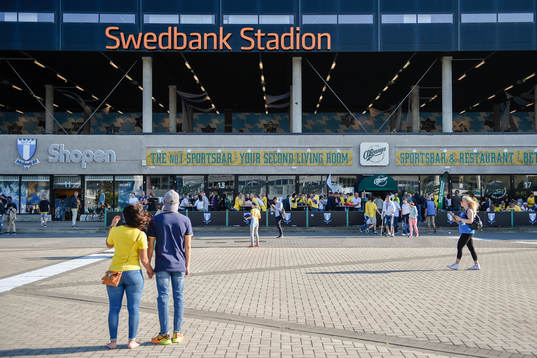 Sveriges supportrar utanför Swedbank Stadion före