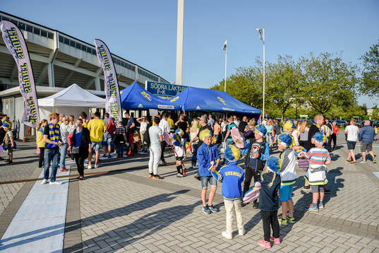 Sveriges supportrar utanför Swedbank Stadion före