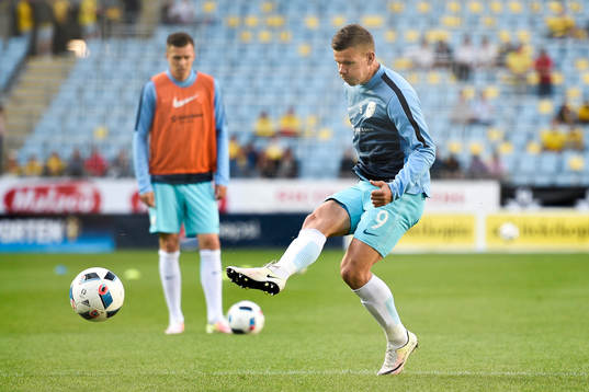 Sloveniens Rom Bezjak värmer upp före fotbollslandskampen