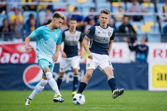 Sveriges Pontus Wernbloom och målvakt Grega Sorcan