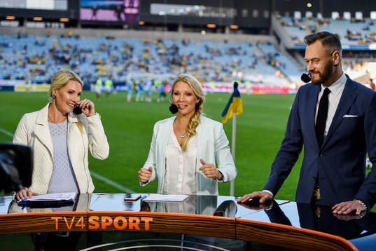 s  Hanna Marklund, Anna Brolin och Olof Lundh i studion