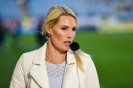 s  Hanna Marklund i studion före fotbollslandskampen