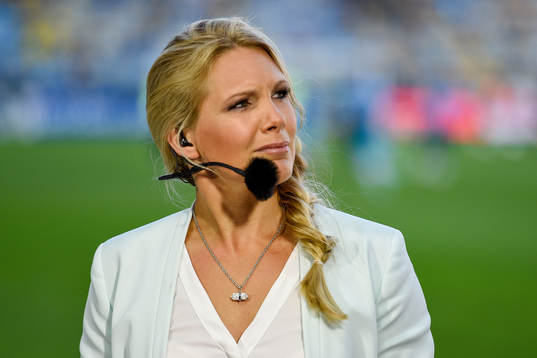 s  Anna Brolin i studion före fotbollslandskampen mellan