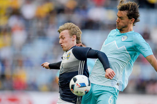 Sveriges Emil Forsberg och Sloveniens Rene Krhin