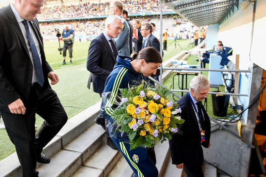 Sveriges Zlatan Ibrahimovic lämnar planen med blommor
