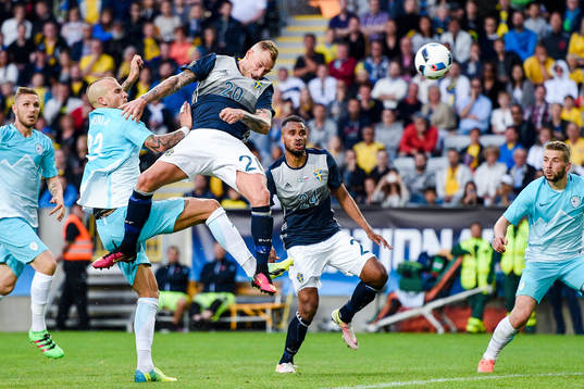 Sveriges John Guidetti  med målchans