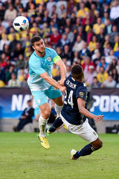 Sloveniens Bojan Jokic och Sveriges Isaac Kiese Thelin i en