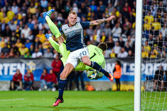 Sloveniens målvakt Vid Belec och Sveriges John Guidetti i